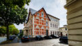 Strassenfront mit Parkplätzen