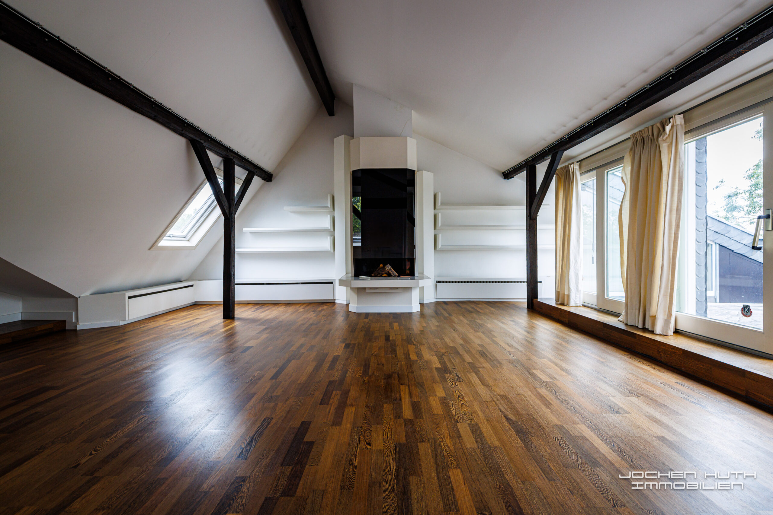 Dachstudio mit Kamin und Dachterrasse