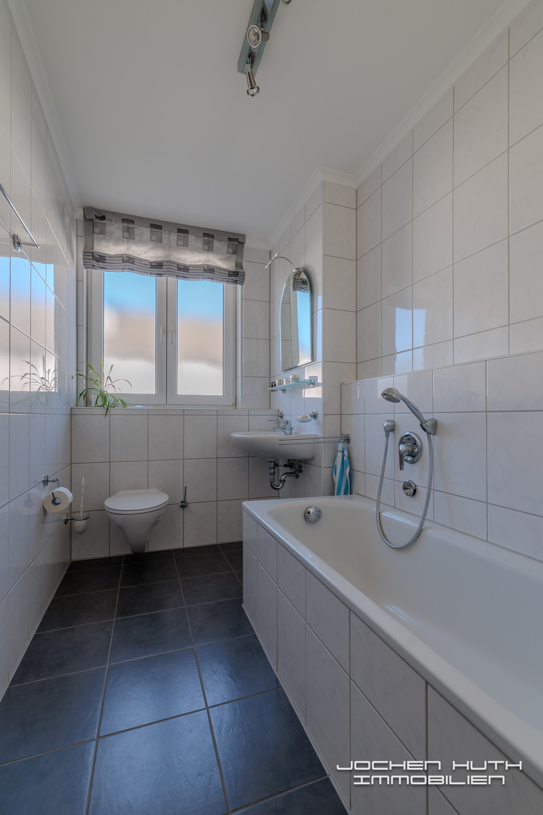 Bad mit Wanne, Fenster und Wc