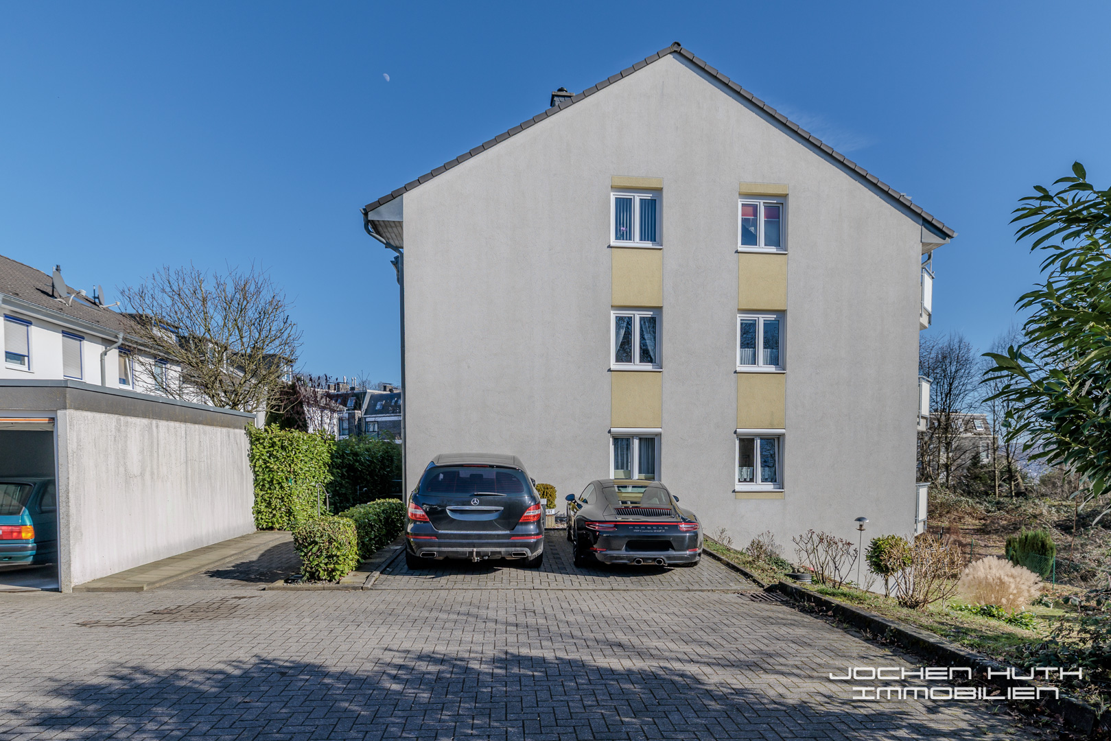 Stellplätze seitlich des Hauses
