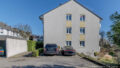 Stellplätze seitlich des Hauses